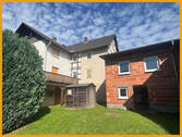 Hinteransicht mit Blick in den Garten - 7 Zimmer Mehrfamilienhaus, Wohnhaus zum Kaufen in Neustadt (Hessen) / Mengsberg