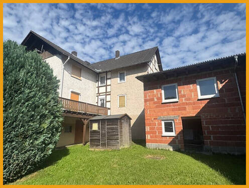 Hinteransicht mit Blick in den Garten - 7 Zimmer Mehrfamilienhaus, Wohnhaus zum Kaufen in Neustadt (Hessen) / Mengsberg