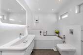 Modernes Hauptbadezimmer mit Badewanne, Dusche und Tageslicht - 