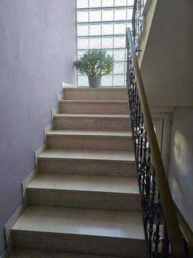 Ein heller Flur - großzügige Wohnung mit großem Balkon- frisch renoviert