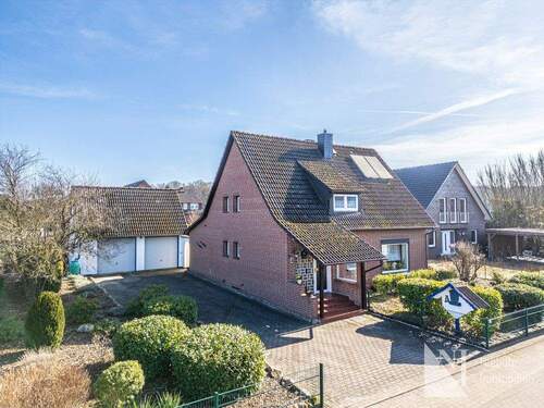 Giebelansicht mit Garagen - 6 Zimmer Einfamilienhaus zum Kaufen in Barendorf