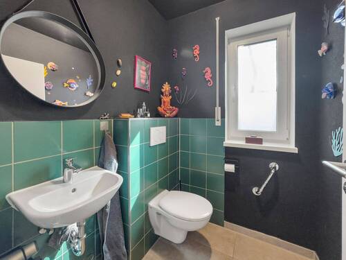 Funktionelles Gäste-WC im EG - 5 Zimmer Einfamilienhaus in Gerach