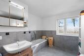 Bad mit Wanne und bodengleicher Dusche - 