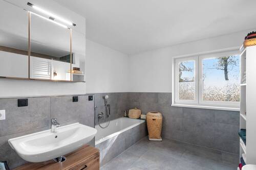 Bad mit Wanne und bodengleicher Dusche - 