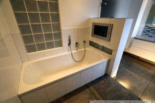 Hochwertiges Bad mit TV - 