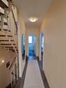 Flur mit Treppe und Spiegel - 