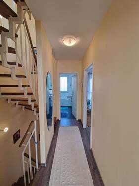 Flur mit Treppe und Spiegel - 