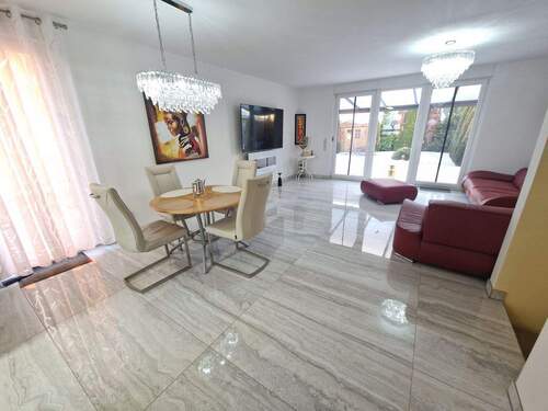 Wohnzimmer mit Essbereich - 5 Zimmer Doppelhaushälfte in Hanau