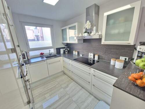 Moderne Küche mit Geräten - 