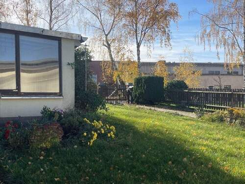 Rückfront Garage, Vorgarten - Reihenmittelhaus mit 104,00 m&sup2; in Elsteraue zum Kaufen