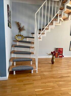 Treppenaufgang - 5 Zimmer Reihenendhaus in Hamburg