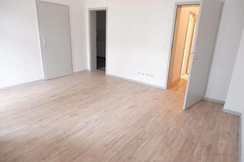 Wohnzimmer - 2 Zimmer Etagenwohnung zur Miete in Chemnitz