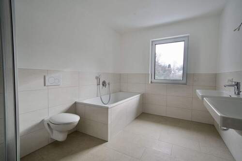 Badezimmer - Doppelhaushälfte mit 159,00 m&sup2; in Landshut zum Kaufen