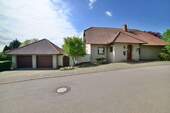 Hausansicht mit Garagen - Wallhalben , sehr schönes Haus mit Garten und 2 Garagen