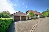 Straßenansicht, Blick zum Haus mit Garagen - 