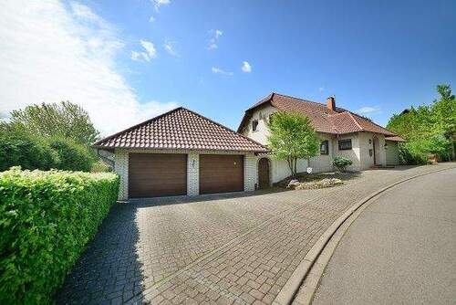 Straßenansicht, Blick zum Haus mit Garagen - 