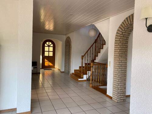 Großzügiger Dielenbereich und Treppenhaus - 