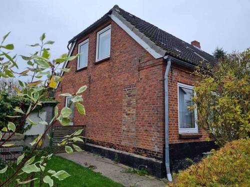 Außen Links - 6 Zimmer Mehrfamilienhaus, Wohnhaus zum Kaufen in Schwabstedt