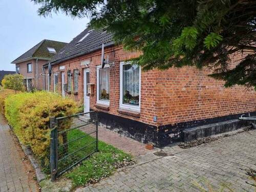 Außen Rechts - 6 Zimmer Mehrfamilienhaus, Wohnhaus in Schwabstedt