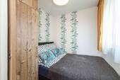 Schlafbereich mit Fenster - 