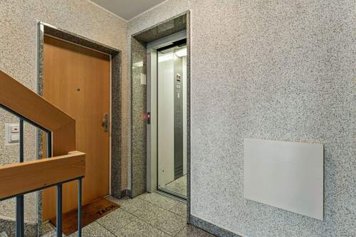 Treppenhaus + Aufzug - 