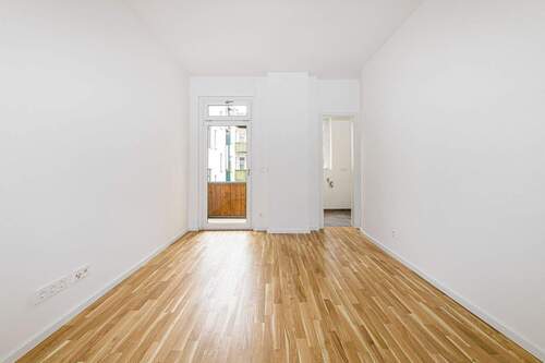 Wohnzimmer - Stilvoll wohnen im frisch renovierten Altbau - 3-Zimmer-Charme mit Balkon in der Eilenburger Straße