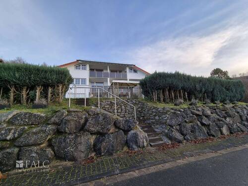 Aussenansicht Gartenseite 2 - 7 Zimmer Mehrfamilienhaus, Wohnhaus zum Kaufen in Weilrod