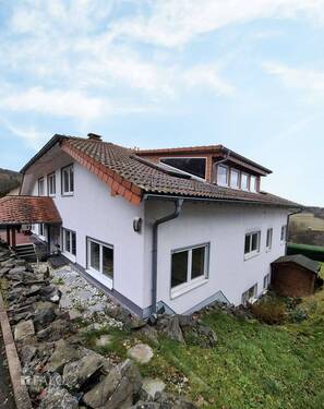 Aussenansicht Front - 7 Zimmer Mehrfamilienhaus, Wohnhaus in Weilrod