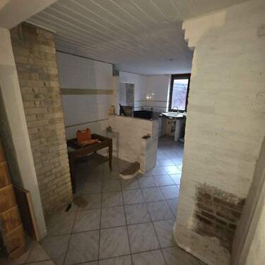 Wohnzimmer mit offn. Küche - 6 Zimmer Einfamilienhaus zum Kaufen in Pretzsch