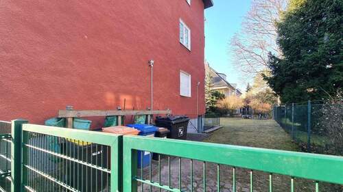 Müllplatz und Garten - 