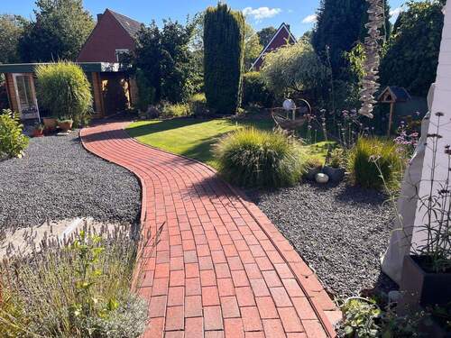 gepflegt angelegter Garten - 