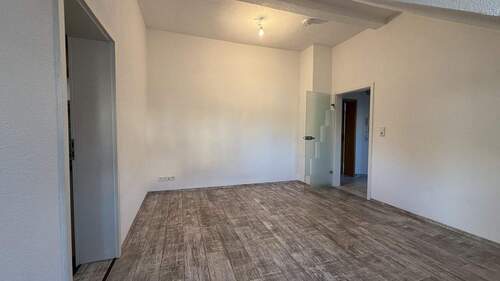 Wohnzimmer mit Balkon WE 1. OG Links - 