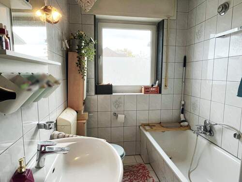 Badezimmer mit Dusche + Badewanne - 