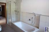 Bad mit Wanne und Dusche - 