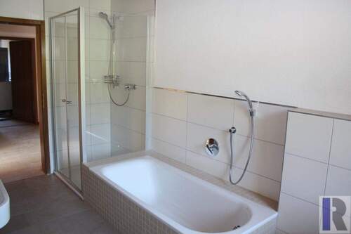 Bad mit Wanne und Dusche - 