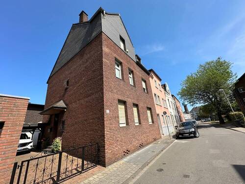 Außenansicht - Modernisiertes Zweifamilienhaus mit großer Eigentümerwohnung in Alt-Hamborn!