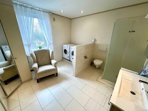 Hauptbad - 6 Zimmer Mehrfamilienhaus, Wohnhaus in Duisburg