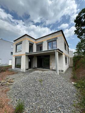 Außenansicht hinten.JPG - Neubau-Flachdachhaus mit unverbaubarem Weitblick – Ruhiges Wohnen für Selbstnutzer