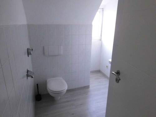 Bad Dachstock links - 2 Zimmer Mehrfamilienhaus, Wohnhaus in Stuttgart