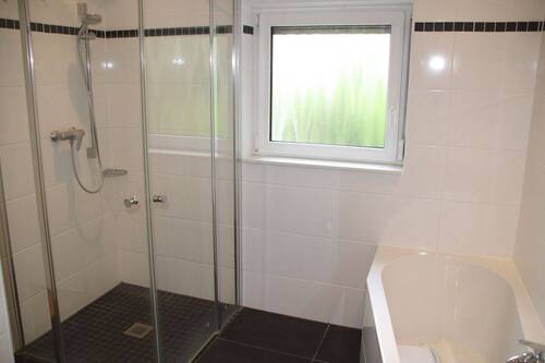 Wannen/Duschbad mit Tageslicht - 