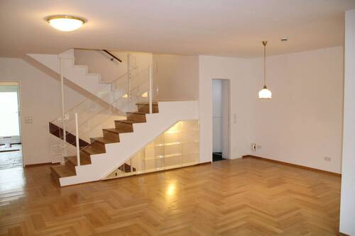 Wohnbereich mit Treppe und Küchentür - 3 Zimmer Mehrfamilienhaus, Wohnhaus in Berlin