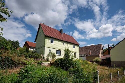 Straßenansicht - Bauerngehöft mit Nebengelass in den Tälerdörfern