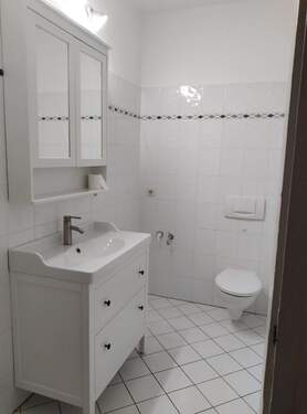 04-Bad mit Waschtisch und Spiegelschrank.jpeg - 