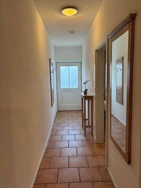Flur mit Blick zur Eingangstür - 