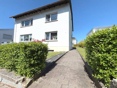 Hauseingang - 8 Zimmer Mehrfamilienhaus, Wohnhaus zum Kaufen in Kirchhain