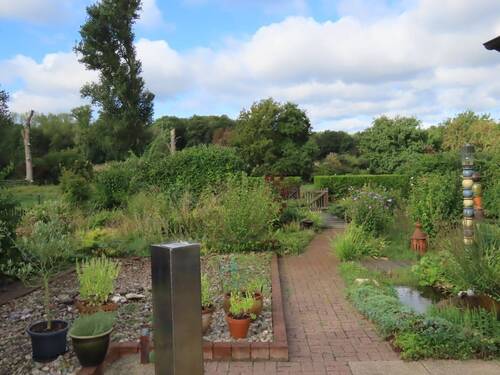 Blick in Garten - 5 Zimmer Mehrfamilienhaus, Wohnhaus in Dormagen