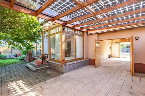 Blick zum Wintergarten und Garage - 