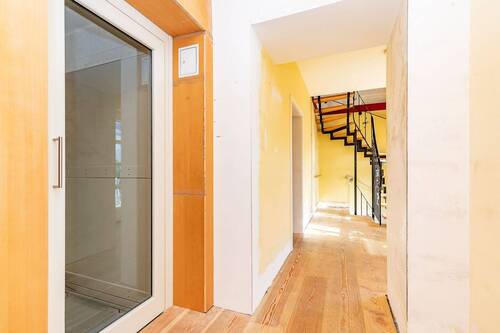 Flur zum Aufzug EG - 