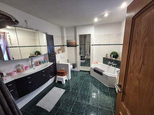 Bad mit Wanne und Dusche - 