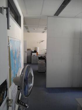 Vorderer Büroraum mit Raumteiler - 